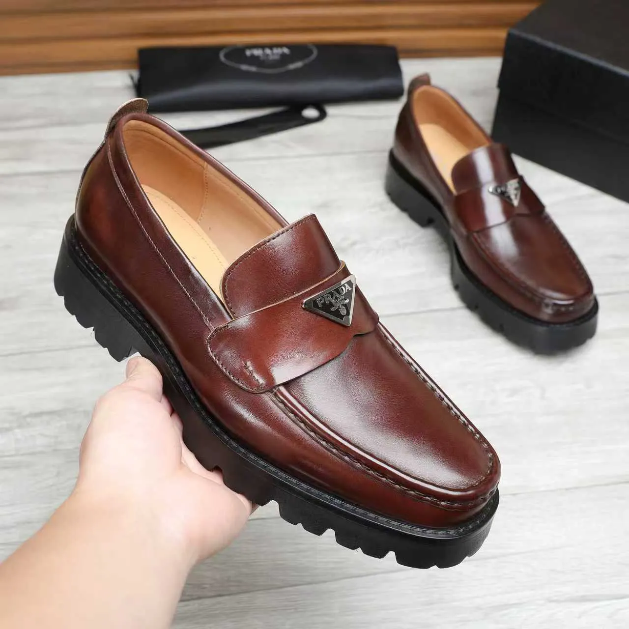 Men's shoes 💰540 💰💰🎩🎩【Prada】Counter 1:1⬆️original reproduction, absolute quality🆗original outsole, high-quality imported rubber, wear-resistant and non-slip, never degummed, upper material: imported first-layer cowhide➕anti-slip foam outsole, official website material, inner material: water-dyed leather lining, 6 colors available! Code number 38-45